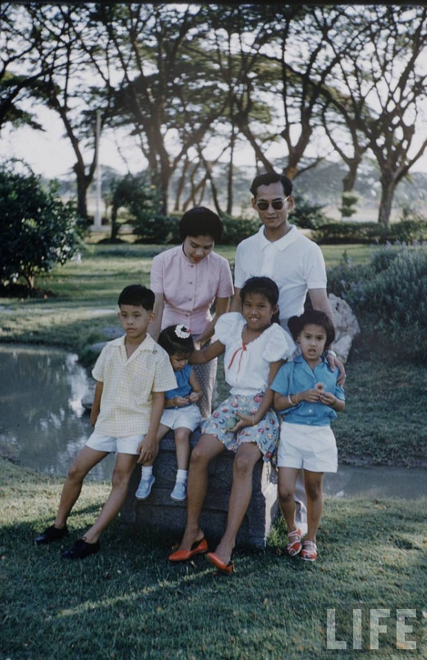 รวมพระอิริยาบถพร้อมหน้าพร้อมตาในพระราชวัง ร.9 พระราชินีและพระบรมวงศานุวงศ์