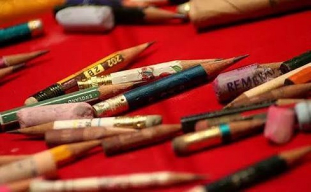 “ดินสอของเราอยู่ไหน?” ครั้งมหาดเล็กคนใหม่นำดินสอสั้นกุดของในหลวง ร.๙ ไปทิ้งเพื่อเปลี่ยนอันใหม่?