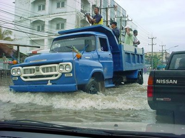 วิธีขับรถตอนน้ำท่วม