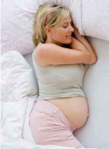 ผลวิจัยพบหญิงนอนตะแคงขวาเสี่ยงทำให้ทารกตาย