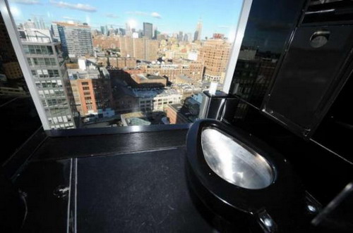 ฮือฮาโรงแรมในนิวยอร์คทำห้องน้ำที่มีผนังเป็นกระจกใส
