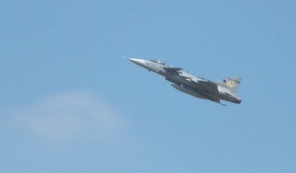 ทัพฟ้าโชว์บินผาดแผลง! มาทั้งกริพเพ่น F-16 และ Breitling Jet Team (ชมคลิป)