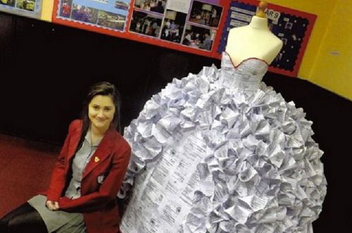 นักเรียนอังกฤษเจ๋ง สร้างชุดแต่งงานจากกระดาษเซ็นใบหย่า [ชมคลิป]