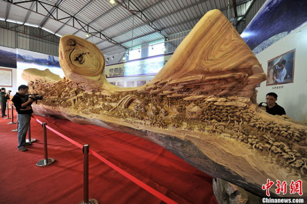 ตื่นตาตื่นใจ ช่างจีนแกะสลักไม้ยาวที่สุดในโลก