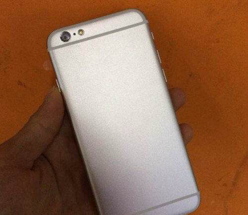 หลุดตัวจริง? เครื่องต้นแบบ iPhone 6 สีเงิน