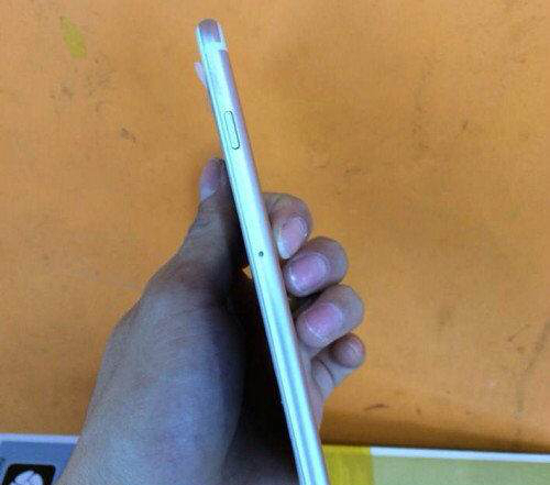 หลุดตัวจริง? เครื่องต้นแบบ iPhone 6 สีเงิน