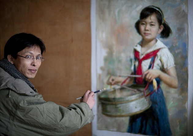 นาย Kim Hong ศิลปินใน Mansudae studio ใน Pyongyang