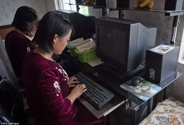เด็กเกาหลีเหนือมีโอกาสได้หัดพิมพ์ดีดบนแป้นคีย์บอร์ดกับคอมฯที่ไม่ได้เปิดใช้งาน
