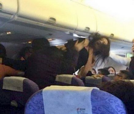 ป่วนซ้ำรอย‘แอร์เอเชีย’ ผู้โดยสารจีนตบกันนัวบนเครื่องบิน !!!