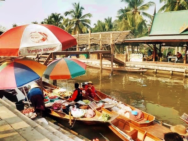 บ้านน้ำเป็น รีสอร์ท บ้านพักริมน้ำอัมพวา...ความสุขที่สัมผัสได้แบบครบรส