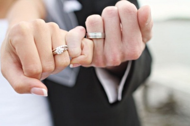 ดูความรักจากการ...สวมแหวน...