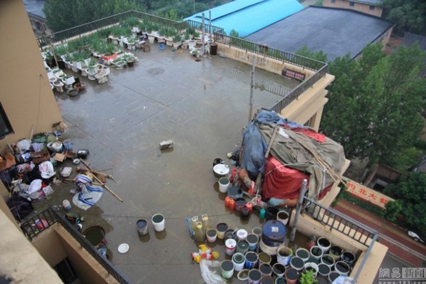 เพื่อนบ้านทนกลิ่นไม่ไหว!? หนุ่มจีนใช้อุจจาระตัวเองใส่ปุ๋ยสวนผักบนดาดฟ้า