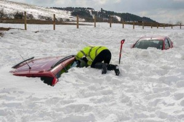 ปาฎิหารย์!!! หนุ่มติดอยู่ในรถจมหิมะนานกว่า 2 เดือน รอดชีวิตมาได้