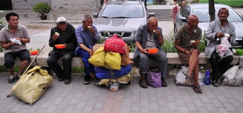 ขายสมบัติ ช่วยเหลือคนจรจัดในจีนนานกว่า 7 ปี