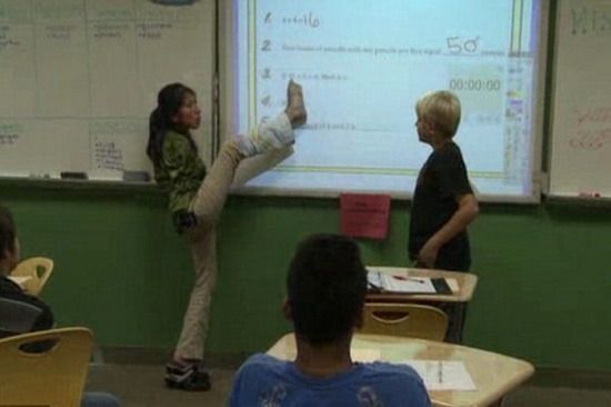 ทึ่ง!ครูไร้แขนสอนเลขนักเรียนด้วยเท้า