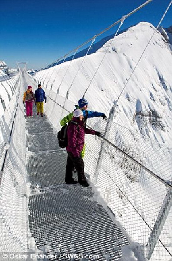 ฮือฮา เปิดตัวสะพานแขวนสูงสุดของโลก สัมผัสความสุดเสียว-เย็นยะเยือก