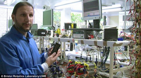 นักวิทย์เจ๋ง ใช้ปัสสาวะผลิตกระแสไฟฟ้าได้ หลังทดลองกับมือถือ(ชมคลิป) 