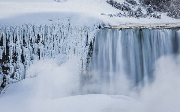 ฮือฮา น้ำตกชื่อดังโลกไนแองการ่ากลายเป็นน้ำแข็ง หลังเจออากาศหนาวในสหรัฐ