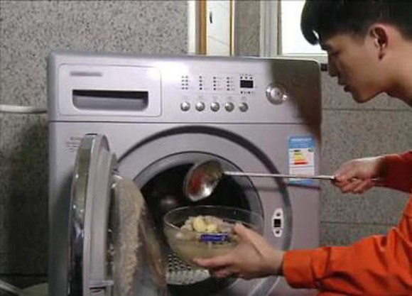 พี่จีนซะอย่าง! โชว์ทำแกงจืดกระดูกหมู ด้วยเครื่องซักผ้า (ชมคลิป)