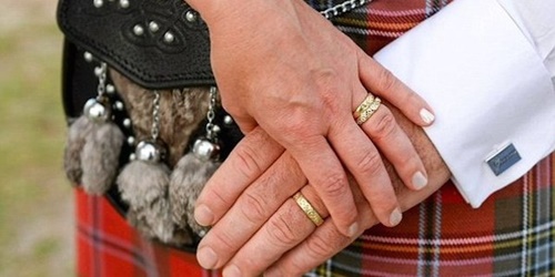 สุดประทับใจ! ชายหนุ่มร่อนทองเพื่อหลอมทำแหวนแต่งงาน