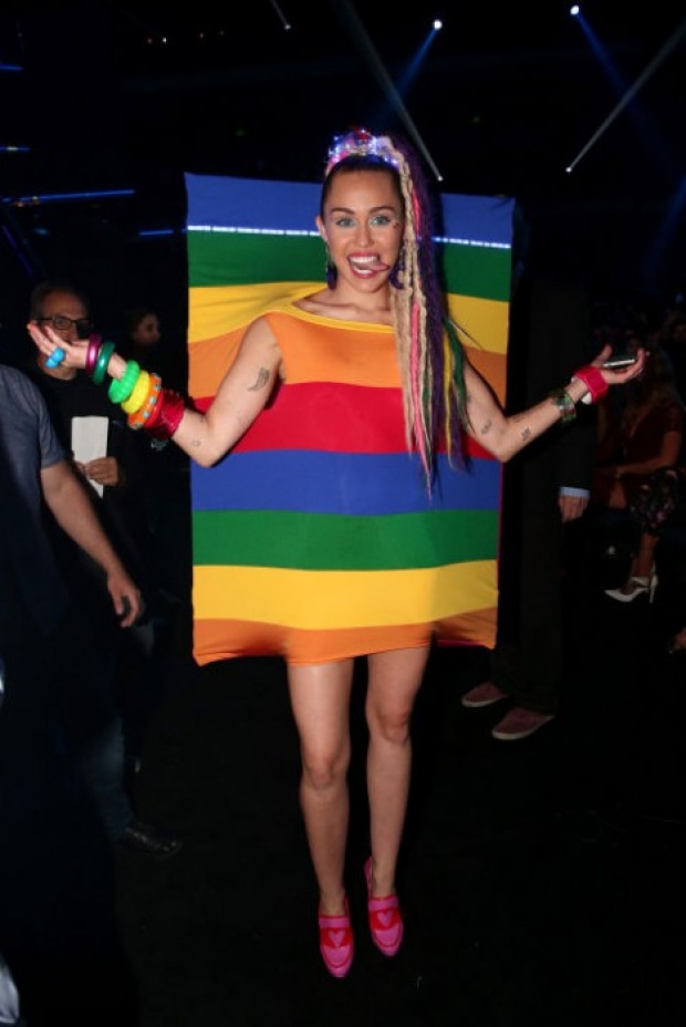 มาดู 11 แฟชั่นการแต่งตัวสุดแหวกแนวของ ‘Miley Cyrus’ แต่ละชุดหลุดโลกไปไกลมากจริงๆ