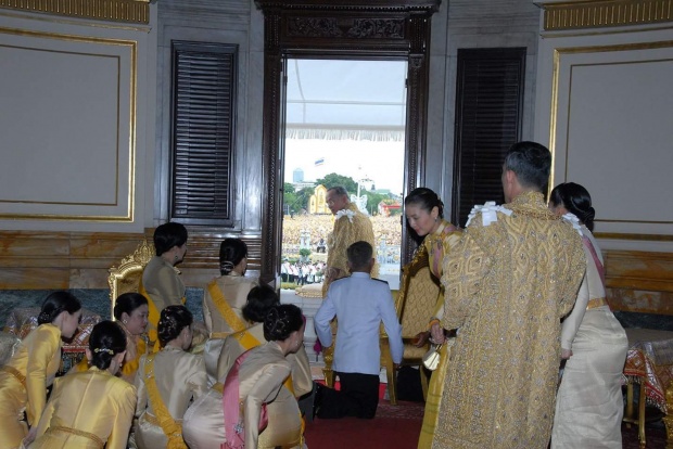 เบื้องหลังภาพ พระราชา-พระราชินี เคียงข้างฉลองราชย์ 60 ปี คือที่สุดของความรัก