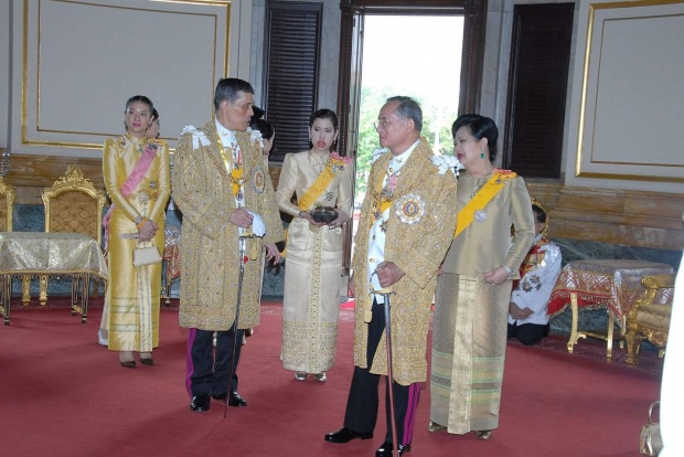 เบื้องหลังภาพ พระราชา-พระราชินี เคียงข้างฉลองราชย์ 60 ปี คือที่สุดของความรัก