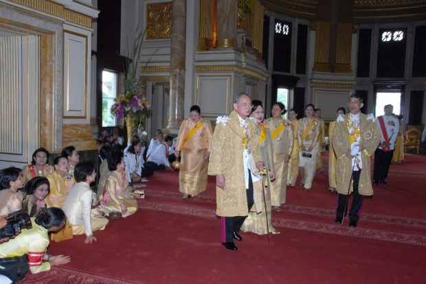 เบื้องหลังภาพ พระราชา-พระราชินี เคียงข้างฉลองราชย์ 60 ปี คือที่สุดของความรัก