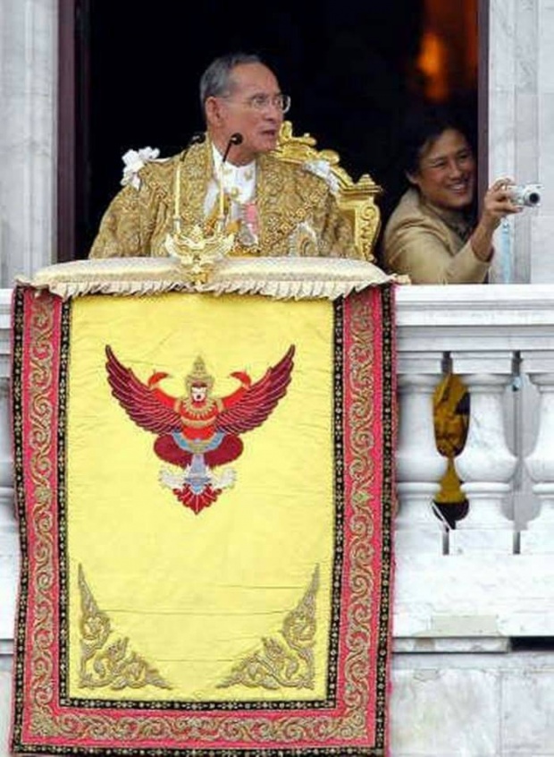 เบื้องหลังภาพ พระราชา-พระราชินี เคียงข้างฉลองราชย์ 60 ปี คือที่สุดของความรัก