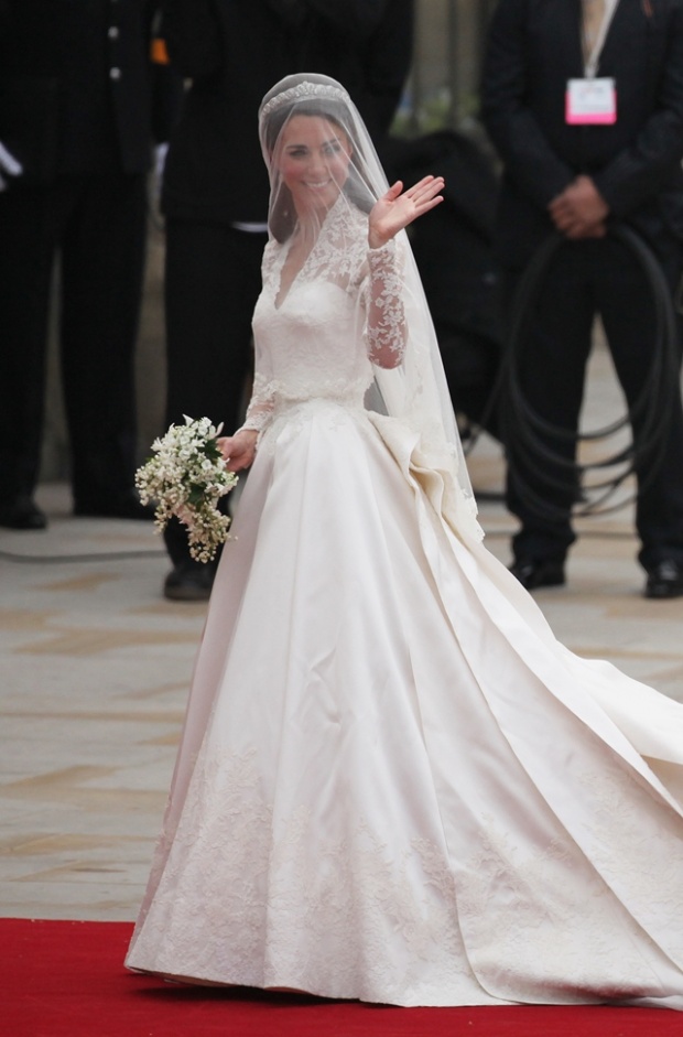 ย้อนรอยส่องราคา 3 ชุดแต่งงานสุดเลอค่า สมศักดิ์ศรีเจ้าสาวแห่งราชวงศ์อังกฤษ