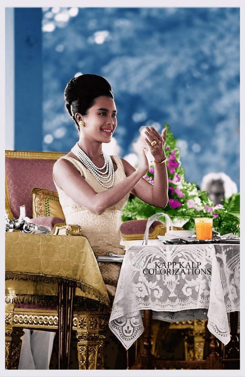 พระจริยวัตรอันสง่างาม ท่าปรบพระหัตถ์หนึ่งเดียวของสมเด็จพระพันปีหลวง