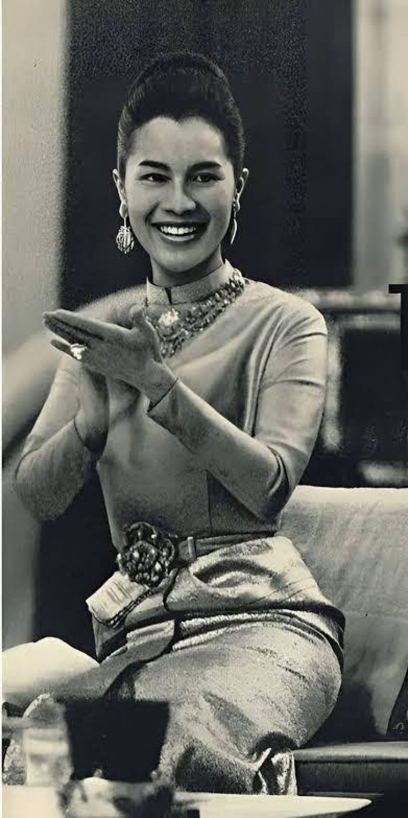พระจริยวัตรอันสง่างาม ท่าปรบพระหัตถ์หนึ่งเดียวของสมเด็จพระพันปีหลวง