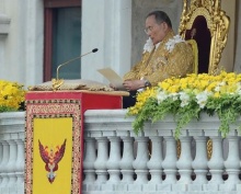 ปลื้มปีตีในหลวงเสด็จออก ณ สีหบัญชร เปล่งเสียงทรงพระเจริญกึกก้อง