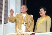 เบื้องหลังภาพ พระราชา-พระราชินี เคียงข้างฉลองราชย์ 60 ปี คือที่สุดของความรัก