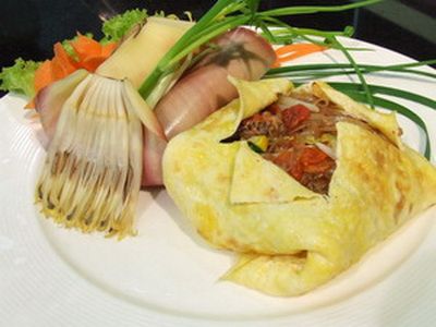 ผัดไทยปูเค็ม ไข่ห่อ 