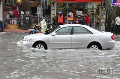 วิธีขับรถตอนฝนตกน้ำท่วม