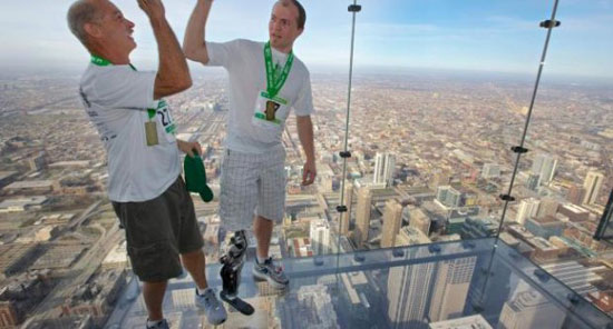 หนุ่มขาเทียมใจเกินร้อย เดินขึ้นตึกสูงชิคาโก 103 ชั้น