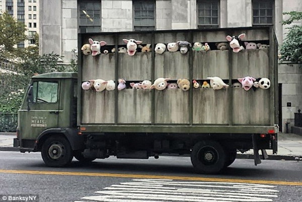 ศิลปะสุดแนว รถบรรทุกโรงฆ่าสัตว์บรรทุก สัตว์ปลอมร่อนนิวยอร์ก