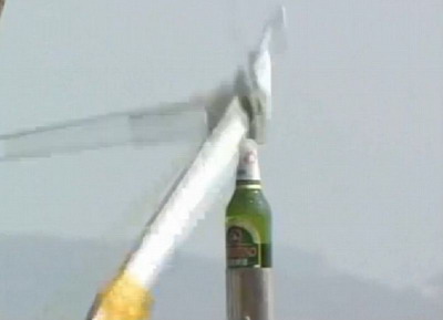 จีนสุดเจ๋ง นักบินโชว์เหนือชั้นบังคับเฮลิคอปเตอร์ เปิดฝาเบียร์ได้ (