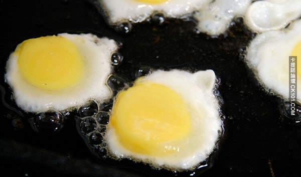 ไอเดียสุดเจ๋ง !! ไข่ไก่ 1 ใบ ทอดไข่ดาวได้ 7 ฟอง