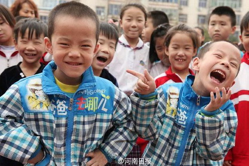 อึ้ง!! โรงเรียนประถมจีนมีเด็กฝาแฝดถึง 32 คู่ด้วยกัน