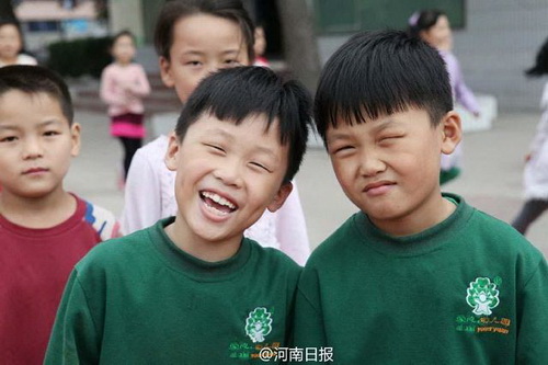 อึ้ง!! โรงเรียนประถมจีนมีเด็กฝาแฝดถึง 32 คู่ด้วยกัน
