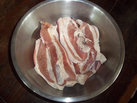 หมูสามชั้นทอดกระเทียมพริกไทย เมนูอร่อย ที่อ้วนแต่ยอม