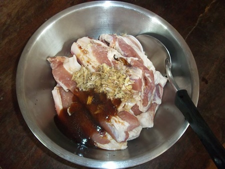 หมูสามชั้นทอดกระเทียมพริกไทย เมนูอร่อย ที่อ้วนแต่ยอม