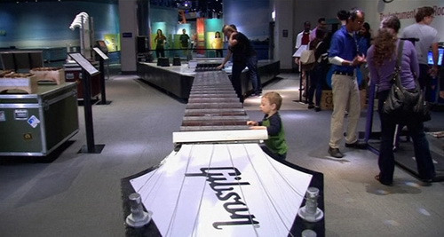 ฮือฮา! กีตาร์ยักษ์ เล่นได้จริง ใหญ่ที่สุดในโลก