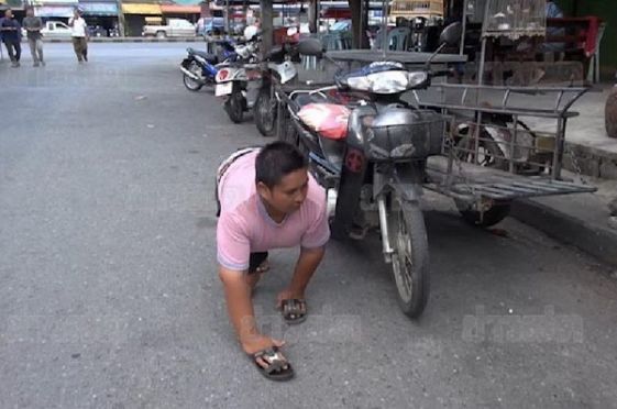 หนุ่มพิการสู้ชีวิตเดินสี่ขา ขายข้าวเหนียวปิ้งเลี้ยงพ่อแม่!! 