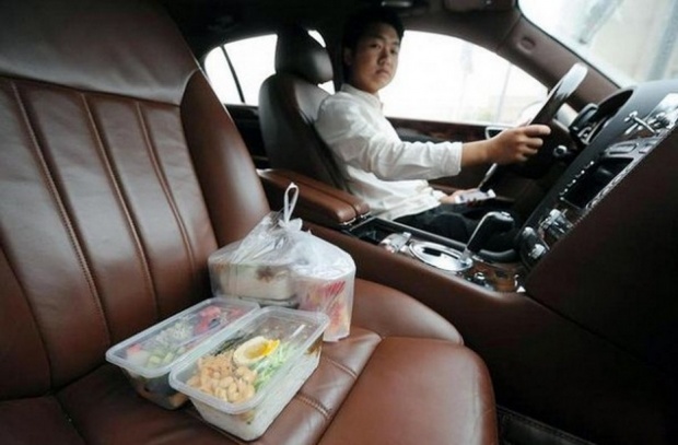 เอากะพี่แก! เศรษฐีจีนขับโรลส์รอยซ์คันละ 50 ล้าน ส่งอาหาร Delivery