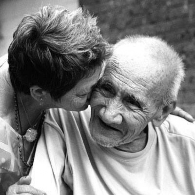 รักกันแบบคนสมัยก่อน วิธีดูแลความรักแบบคนแก่ ที่ควรเอากลับมาใช้!