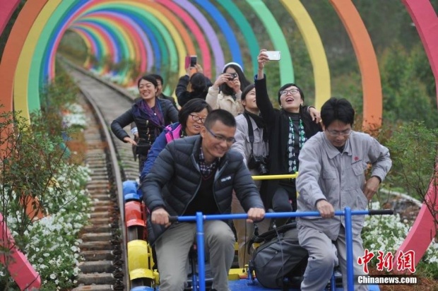 จีนเนรมิต รางรถไฟร้าง เป็นที่เที่ยวสุดโรแมนติก 