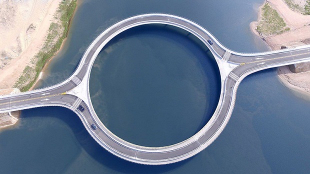 สะพานวงกลมสุดแปลกตาที่สร้างมาเพื่อให้คนขับขี่ช้าลง